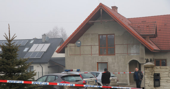 Rodzinna tragedia w Zelczynie koło Krakowa. Dzisiaj wczesnym rankiem 41-letni mężczyzna po powrocie z pracy znalazł w domu ciała żony i trójki dzieci...