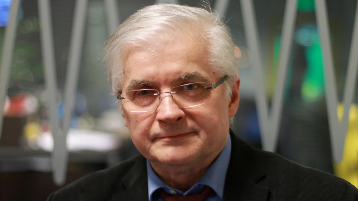 "Jest takie powiedzenie: ‘nie uwierzę w to dopóty, dopóki nie usłyszę oficjalnego dementi’. Ponieważ usłyszeliśmy dementi z amerykańskiej i z polskiej strony, to należałoby podwójnie wierzyć w te doniesienia" - tak Włodzimierz Cimoszewicz skomentował w Popołudniowej rozmowie w RMF FM ostatnie informacje o pogorszeniu relacji na linii Waszyngton - Warszawa w związku z polską ustawą o IPN. "Wydaje mi się, że twarda, mocna reakcja strony amerykańskiej na to, co niepokoi i Amerykanów, i Izrael, i dużą część opinii publicznej w wielu demokratycznych państwach, jest autentyczna" - zaznaczył. "Od niedzieli wizytę w Stanach Zjednoczonych składa premier Izraela Benjamin Netanjahu. To jest piąta wizyta Netanjahu w Białym Domu w ciągu 13 miesięcy, kiedy urzęduje tam Donald Trump. Piąta w ciągu 13 miesięcy. Pan Duda w ciągu 31 miesięcy swojego urzędowania ani razu nie był przyjęty w Białym Domu" - zwrócił uwagę były premier i szef MSZ. Zauważył również, że "to, co dzieje się we współpracy wojskowej - m.in. obecność żołnierzy amerykańskich i z innych krajów natowskich, wynika z ustaleń, jakie podjęto na szczycie NATO w Newport, a więc jeszcze zanim PiS doszedł do władzy, i było odpowiedzią na agresywną politykę Rosji". Pytany natomiast przez Marcina Zaborskiego o wydarzenia Marca ’68 i kwestię ewentualnych przeprosin za nie, były szef polskiego rządu podkreślił: "Środowisko polityczne, z którym byłem związany, wielokrotnie wypowiadało się na temat historii z dużym poczuciem pokory. I chociaż najczęściej nie ponosiliśmy osobiście, jako konkretni ludzie, odpowiedzialności za to, co się w przeszłości działo, to poczuwaliśmy się do moralnej współodpowiedzialności". Cimoszewicz bardzo krytycznie odniósł się ponadto do ostatnich wypowiedzi premiera Mateusza Morawieckiego o tym, że w ’68 roku Polska nie była suwerennym państwem, że "mieliśmy okupowany kraj". "Kraj nie był oczywiście okupowany. To wszystko to prostactwo" - skwitował były premier.