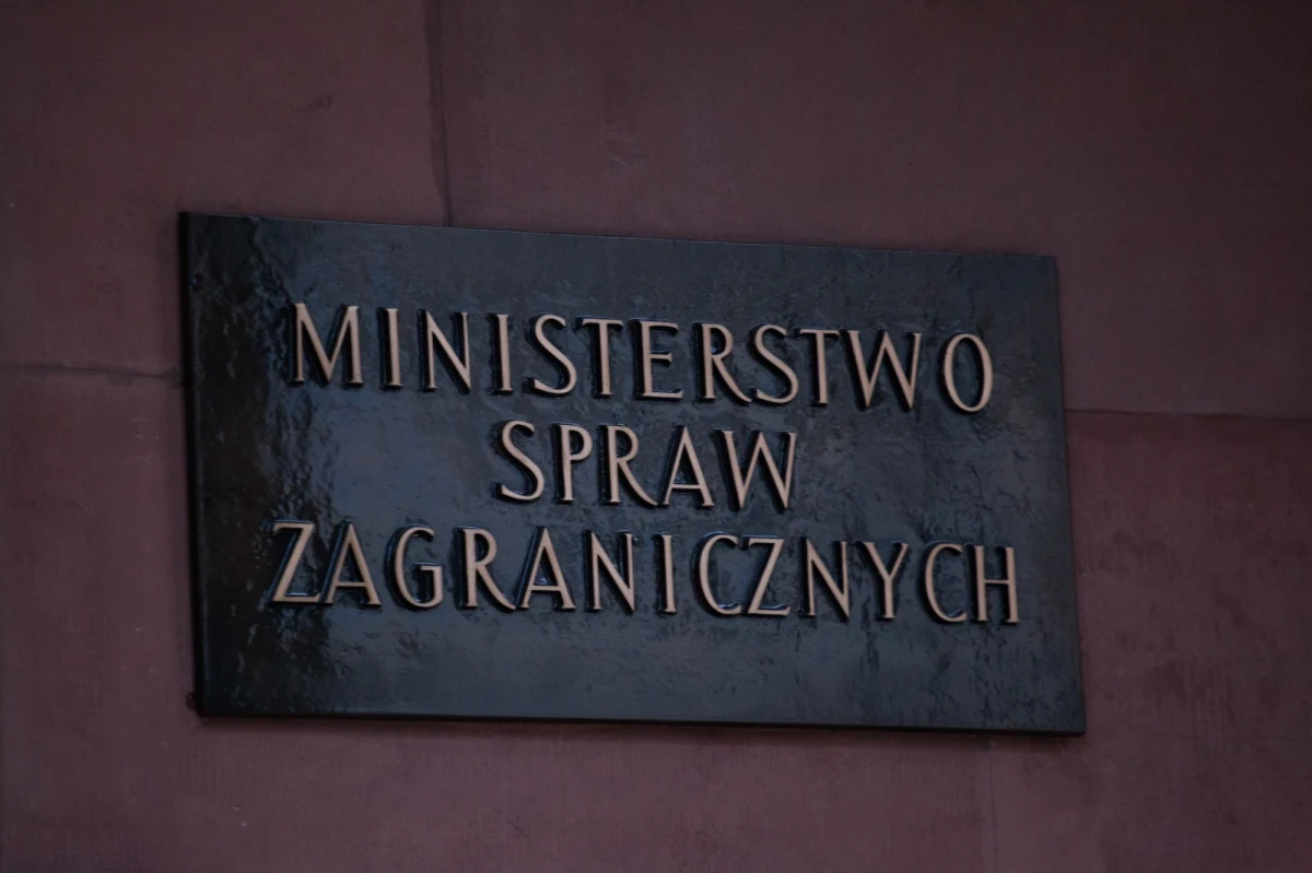 Resort spraw zagranicznych oświadcza, że podjął działania dotyczące możliwości popełnienia przestępstwa związanego z opisaniem przez portal Onet.pl niejawnej notatki polskiej ambasady w Waszyngtonie. Według portalu, w dokumencie jest mowa o ultimatum dotyczącym ustawy o IPN. Amerykanie mieli zagrozić blokadą spotkań polskich władz z prezydentem i wiceprezydentem USA do czasu zakończenia sporu o ustawę.