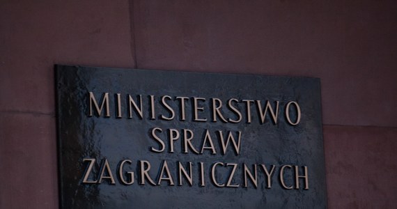 Resort spraw zagranicznych oświadcza, że podjął działania dotyczące możliwości popełnienia przestępstwa związanego z opisaniem przez portal Onet.pl niejawnej notatki polskiej ambasady w Waszyngtonie. Według portalu, w dokumencie jest mowa o ultimatum dotyczącym ustawy o IPN. Amerykanie mieli zagrozić blokadą spotkań polskich władz z prezydentem i wiceprezydentem USA do czasu zakończenia sporu o ustawę.