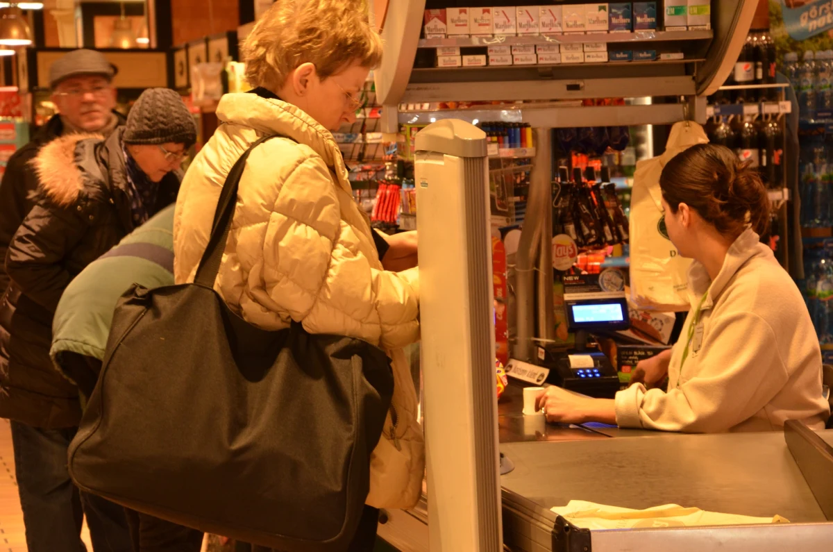 Związki zawodowe zapowiadają masowe doniesienia do Inspekcji Pracy. To dlatego, że niektóre wielkie supermarkety chcą, aby po wolnej niedzieli  pracownicy byli na swoich stanowiskach w poniedziałek już kwadrans po północy. "To nieuczciwe" - mówią pracownicy. "To nie pozwoli nam się cieszyć wolną niedzielą" - dodają.