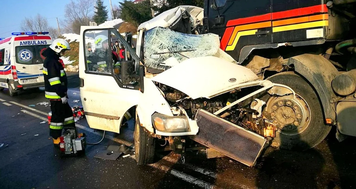 2 osoby zginęły, a 4 zostały ranne z w zderzeniu busa z tirem na DK 28 w Birczy na Podkarpaciu. Droga jest całkowicie zablokowana. 