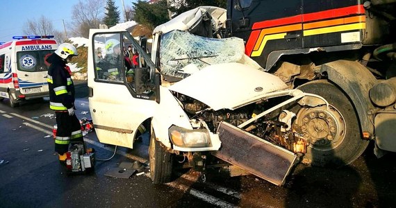 2 osoby zginęły, a 4 zostały ranne z w zderzeniu busa z tirem na DK 28 w Birczy na Podkarpaciu. Droga jest całkowicie zablokowana. 