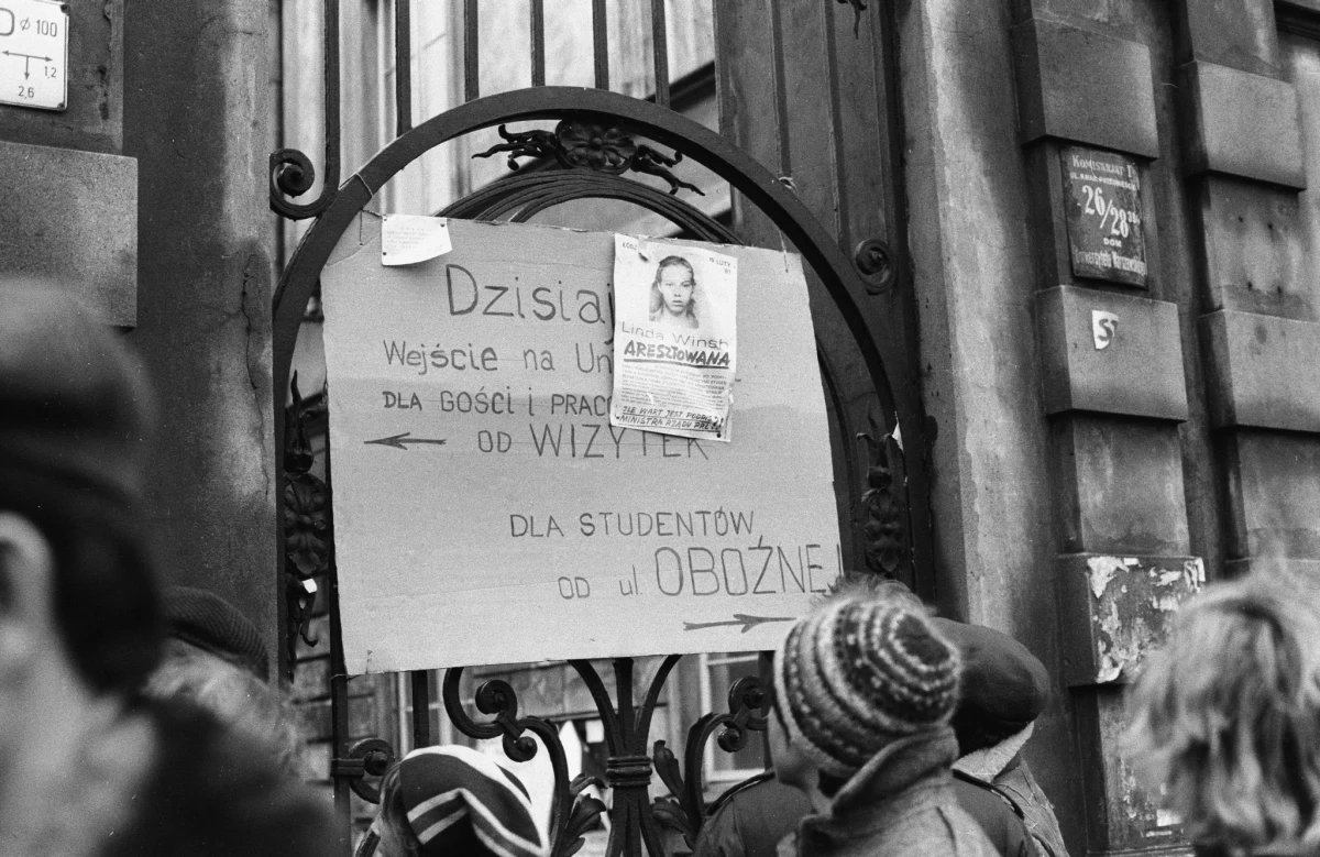 "Można odnieść wrażenie że Marzec 68 roku to jest coś niespójnego. Wbrew zasadom gramatyki i logiki, lepiej by było mówić o „marcach 1968 roku”. W naszej pozytywnej pamięci to jest bunt studentów, wsparty przez robotników. To był bunt pierwszego pokolenia urodzonego i wychowanego w PRL" – mówi prof. Jerzy Eisler gość Porannej rozmowy w RMF FM. Historyk i dyrektor warszawskiego oddziału Instytutu Pamięci Narodowej dodaje: w Marcu 68 roku polska młodzież walczyła o wolność (…). O to, żeby dziewczyna mogła założyć krótką spódnicę i żeby nie była narażona na coś, co dziś nazywamy molestowaniem. O to żeby chłopak mógł mieć długie włosy" – podkreśla gość RMF FM. 