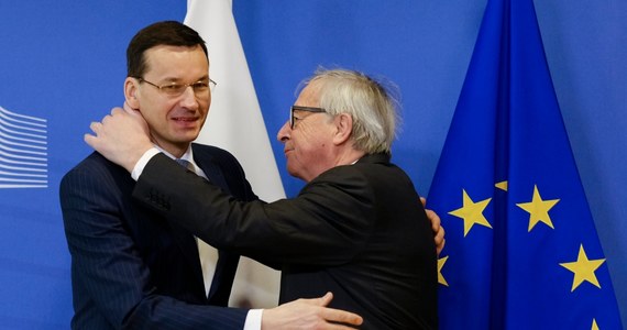 Niecałe dwie godziny trwało czwartkowe spotkanie w Brukseli polskiego premiera Mateusza Morawieckiego z szefem Komisji Europejskiej Jean-Claudem Junckerem oraz wiceszefem KE Fransem Timmermansem. Szef rządu przekazał unijny politykom  "białą księgę" ws. reform wymiaru sprawiedliwości w Polsce. Kancelaria Premiera poinformowała na Twitterze, że "znalazły się w niej przykłady podobnych rozwiązań z innych krajów UE oraz orzecznictwo międzynarodowych trybunałów". "Kontynuujemy dialog z Komisją Europejską" - zapewniają urzędnicy w Polski. Podobne zapewnienie padło również z ust rzecznika komisji Margaritisa Schinasa. "Białą księgę przejrzymy, dialog trwa" - powiedział. 