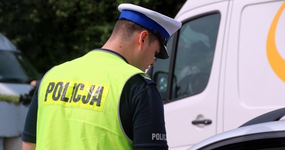 Policjanci z Tomaszowa Mazowieckiego zatrzymali pijanego kierowcę szkolnego autobusu. Razem z mężczyzną jechało ponad ponad 30 dzieci. 64-latek miał w organizmie 1,7 promila alkoholu. Grozi mu do 2 lat więzienia. 