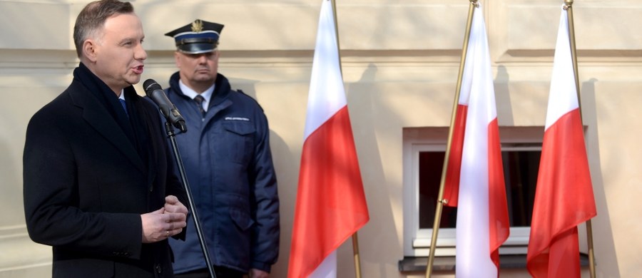 Tym, którzy w Marcu '68 zostali wypędzeni, którzy zginęli i ich rodzinom, chcę powiedzieć - proszę wybaczcie ówczesnej Polsce za to, że dokonano tego haniebnego aktu - powiedział prezydent Andrzej Duda. Obecna Polska nie ponosi odpowiedzialności i nie musi za to przepraszać - dodał. Prezydent podczas czwartkowych obchodów 50. rocznicy Marca ’68 na Uniwersytecie Warszawskim powiedział, że jest "gorzki" i "niesłychanie smutny" aspekt Marca 1968 r. "Ten, nad którym cały czas, dzisiaj i w przyszłości, trzeba się pochylać z żalem" - wskazał.