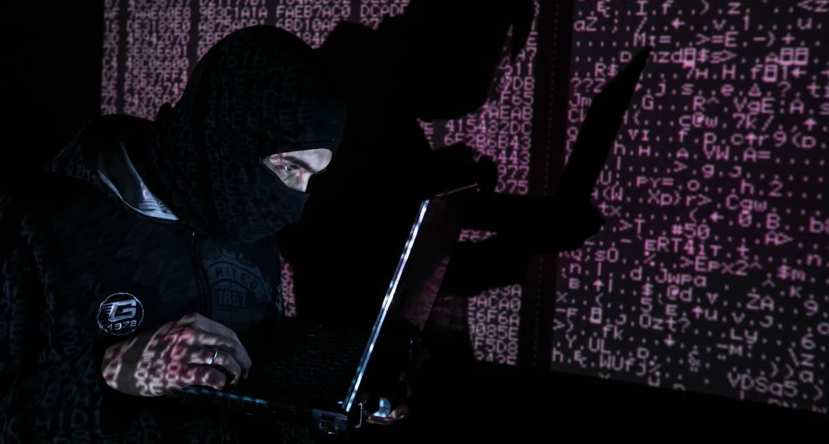 Hakerzy podszywający się pod Instytut Polski w Londynie zaatakowali pracowników Ministerstwa Spraw Zagranicznych. Jak dowiedział się reporter RMF FM Grzegorz Kwolek, dwa dni temu kilkadziesiąt osób dostało wiadomość elektroniczną, która mogła posłużyć do przejęcia kontroli nad komputerem. 