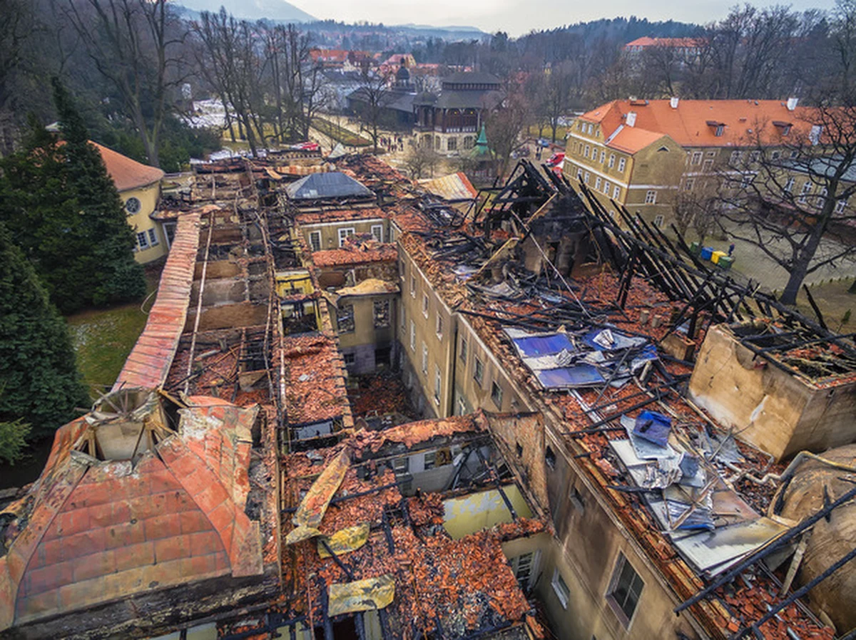 Narodowy Fundusz Zdrowia nie ograniczy kontraktu z Uzdrowiskiem Szczawno-Jedlina. Po poniedziałkowym pożarze, w którym zniszczony został Zakład Przyrodoleczniczy, uzdrowisko ma warunki, by kontynuować opiekę nad kuracjuszami - to opinia pracowników NFZ, którzy wczoraj odwiedzili uzdrowisko.