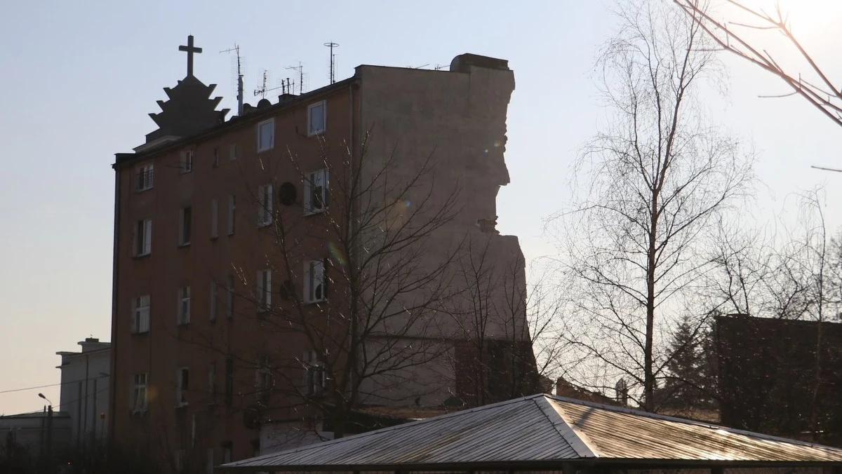 Wyniki sekcji zwłok czterech ofiar katastrofy w Poznaniu potwierdzają, że ich śmierć nastąpiła bez udziału osób trzecich - taką informację przekazała poznańska prokuratura. Wcześniej śledczy potwierdzili nieoficjalne ustalenia dziennikarzy RMF FM o tym, że obrażenia jednej z ofiar - kobiety, której ciało zostało zbadane w poniedziałek - wskazują, że została ona zamordowana. Eksplozja w kamienicy mogła więc być efektem celowego działania i próbą zatarcia śladów zabójstwa.