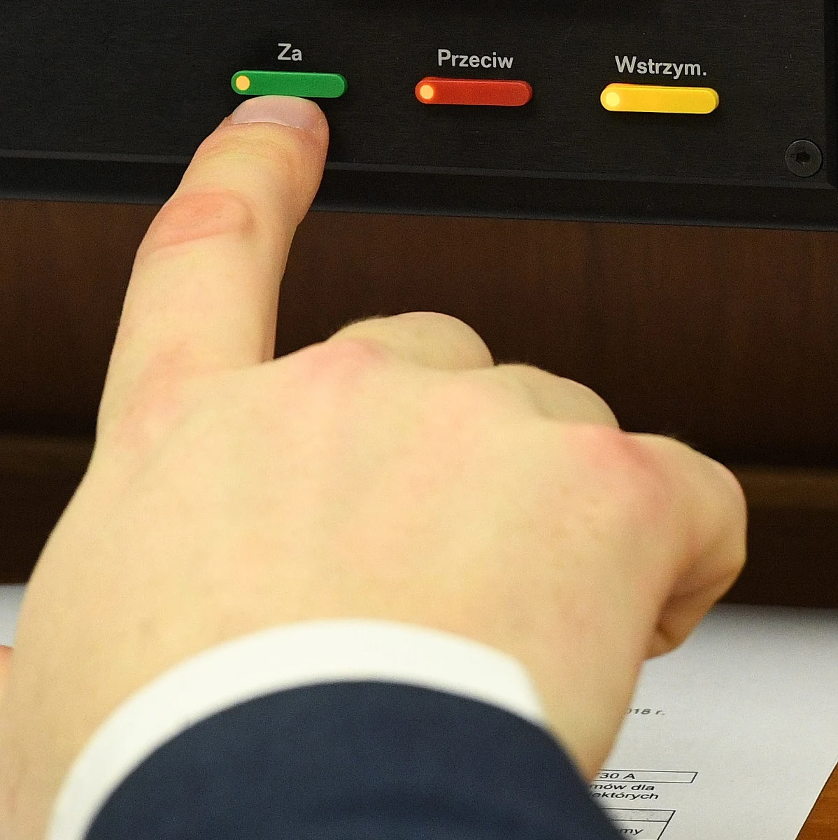 Senat przyjął bez poprawek tzw. ustawę degradacyjną, zakładającą możliwość odbierania stopni wojskowym i żołnierzom rezerwy, którzy w latach 1943-90 swoją postawą "sprzeniewierzyli się polskiej racji stanu". Wykaz osób, które utraciły stopień wojskowy, ma ogłaszać w "Monitorze Polskim" prezydent. Teraz ustawa trafi na biurko Andrzeja Dudy.