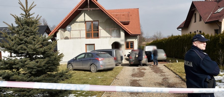 Według wstępnych ustaleń prokuratury, prawdopodobną przyczyną śmierci 36-letniej kobiety w Zelczynie było powieszenie, a trójka jej dzieci zginęła przez uduszenie – poinformował rzecznik Prokuratury Okręgowej w Krakowie prok. Janusz Hnatko.