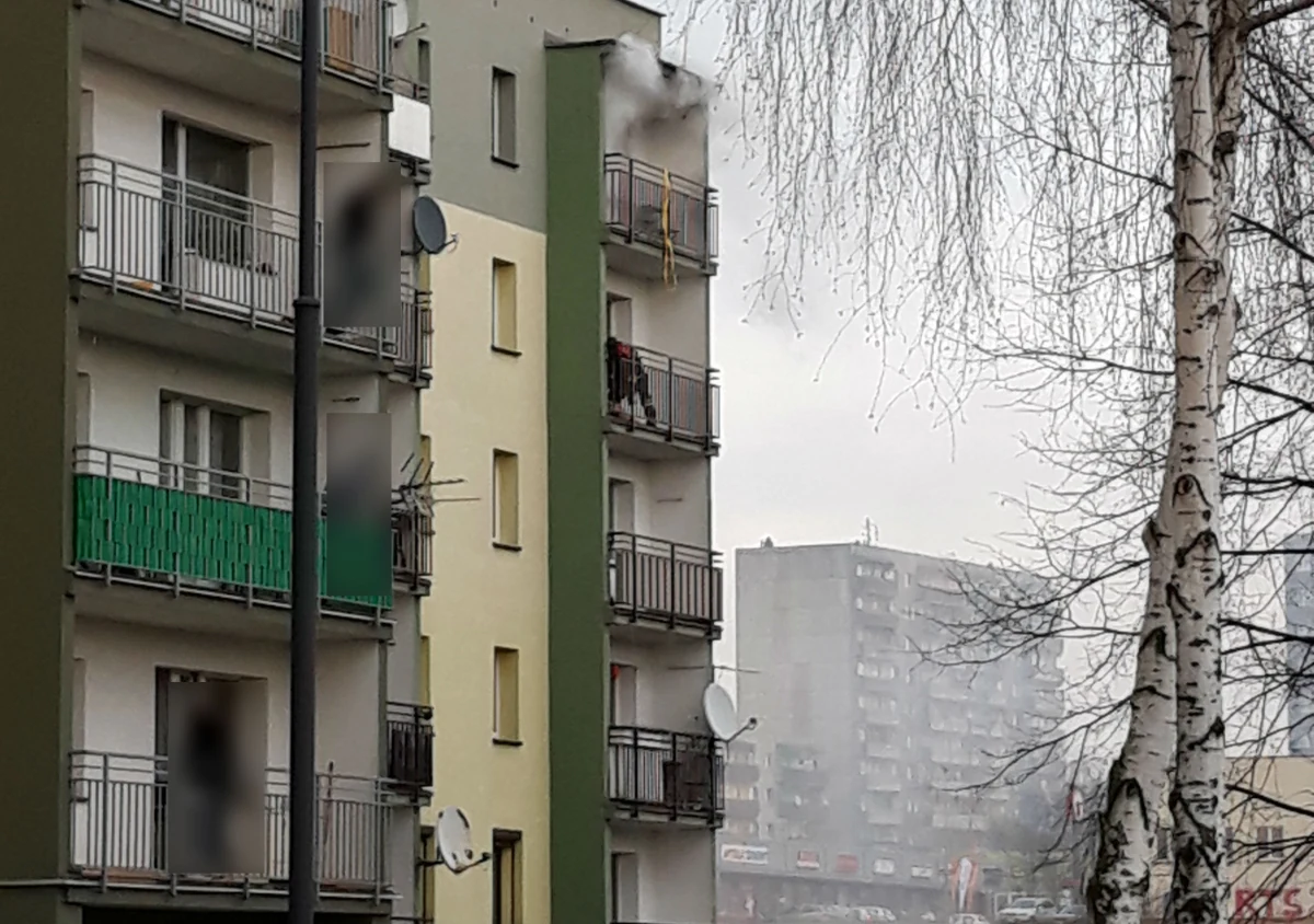 Tragedia w Rudzie Śląskiej w bloku przy ulicy Zgrzebnioka. Lokator jednego z mieszkań był powieszony na balkonie. Wcześniej w lokalu wybuchł pożar. Informację dostaliśmy na Gorącą Linię RMF FM. 