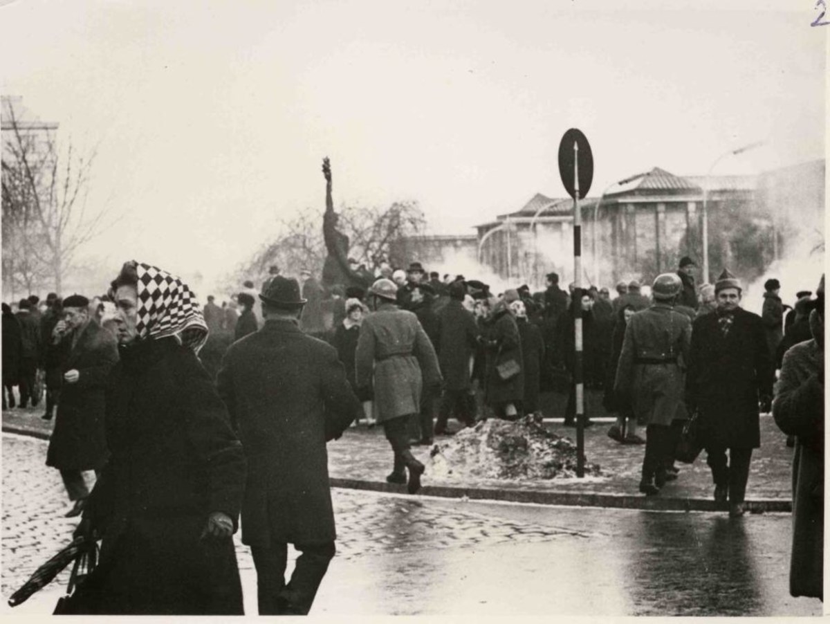 Irena Lasota: Kiedy zobaczyłam zomowców biegnących i pałujących na ślepo, to był szok - Marzec ’68 nauczył wielu ludzi tego, co pokazali później w 1980 roku – mówi w RMF FM publicystka Irena Lasota. To ona w czasie studenckiego wiecu 8 marca 1968 roku na dziedzińcu Uniwersytetu Warszawskiego odczytywała petycję w obronie studentów wyrzuconych z uczelni. Tego samego dnia trafiła do aresztu.