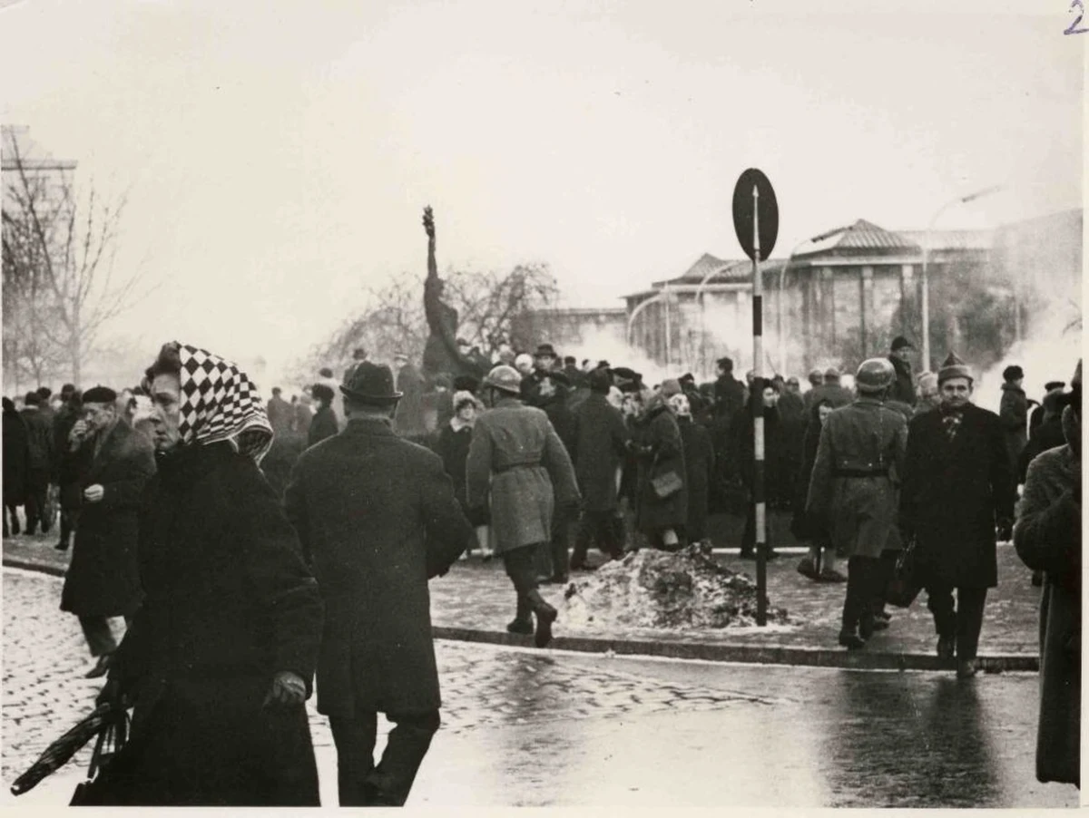 Marzec ’68 nauczył wielu ludzi tego, co pokazali później w 1980 roku – mówi w RMF FM publicystka Irena Lasota. To ona w czasie studenckiego wiecu 8 marca 1968 roku na dziedzińcu Uniwersytetu Warszawskiego odczytywała petycję w obronie studentów wyrzuconych z uczelni. Tego samego dnia trafiła do aresztu.