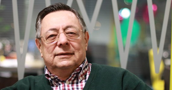 "Ani jedno, ani drugie" - tak prof. Henryk Szlajfer odpowiedział w Popołudniowej rozmowie w RMF FM na pytanie, czy Marzec ‘68 jest dla niego powodem do dumy czy raczej do polskiego wstydu. "Na pewno nie polskiego wstydu. Tego typu pojęcia są wprowadzone w tej chwili do dialogu społecznego: konfundują, mylą i wprowadzają zamieszanie" - zaznaczył również. Pytany natomiast o słowa premiera Mateusza Morawieckiego o tym, że Marzec ‘68 powinien być powodem do dumy, a nie do wstydu, prof. Szlajfer odparł stanowczo: "Pan premier (…) niech zajmie się tymi sprawami, na których prawdopodobnie się zna. Na tym się nie zna. (…) Gdyby się znał, paru posunięć na pewno by nie wykonał". Marcin Zaborski zapytał swego gościa również o słowa prezydenta Andrzeja Dudy, który podczas obchodów 50. rocznicy Marca ’68 mówił: "Tym, którzy zostali wtedy wypędzeni, i rodzinom tych, którzy zginęli, chcę powiedzieć: ‘(...) Proszę, wybaczcie Polakom, wybaczcie ówczesnej Polsce’". "Gdyby tego, co dzisiaj powiedział prezydent Duda, nie poprzedzało to wszystko, czego byliśmy świadkami w ostatnich tygodniach, powiedziałbym tak: dobrze się stało. (…) Natomiast ponieważ ta jego wypowiedź została poprzedzona przez jego kolegów, jego przyjaciół politycznych tym, czym została poprzedzona - nie będę powtarzał tych wszystkich argumentów czy też inwektyw, które padały w ostatnich tygodniach - to ja mogę powiedzieć tylko jedną rzecz: za późno i wiarygodność słaba" - skwitował prof. Henryk Szlajfer.