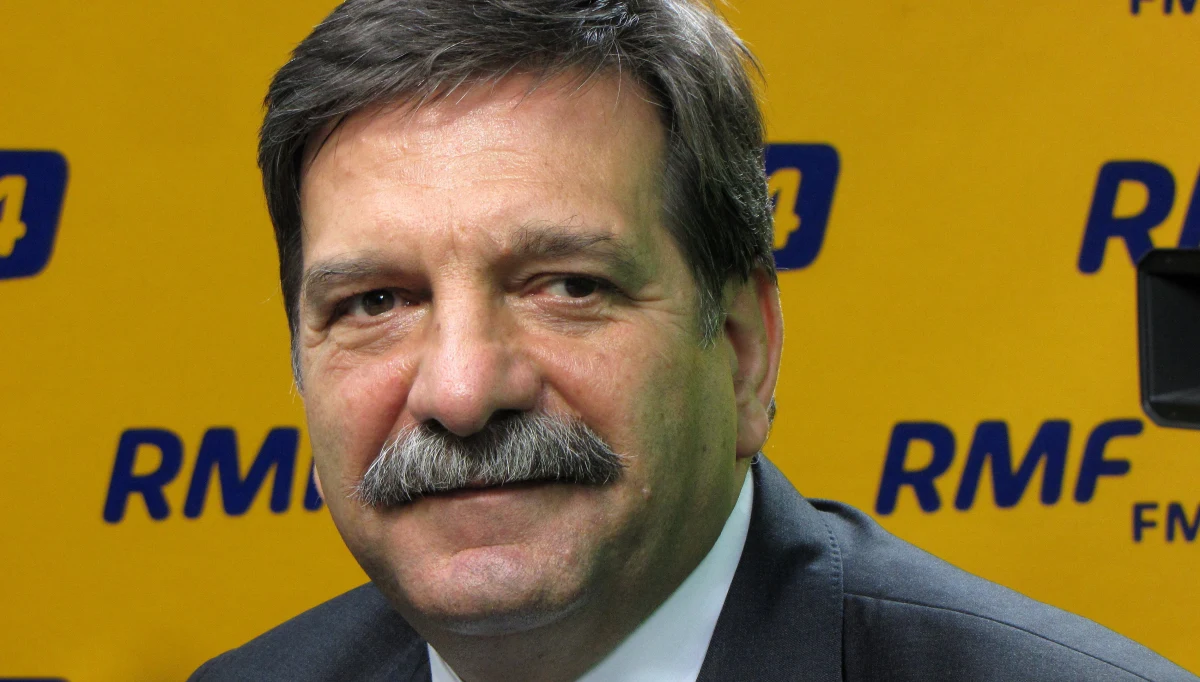 "Kombinują jak oszukać" - tak Janusz Śniadek, poseł PiS i były szef centrali związkowej NSZZ Solidarność komentuje pomysł niektórych galerii handlowych, które próbują "obejść" prawny zakaz handlu w niedzielę. "Zakupy u mnie w domu robi żona" - podkreśla Poranny gość Roberta Mazurka w RMF FM i jak dodaje: w niedzielę nie ma takiej potrzeby. "Żabka będzie otwarta, bo jest sklepem franczyzowym. Będzie mogła być otwarta, jeżeli właściciel stanie za ladą. Podobnie sytuacja wygląda w innych, małych sklepach. Otwarte w niedzielę mogą być te, w których pracuje właściciel, albo jego rodzina" - tłumaczy Janusz Śniadek. 