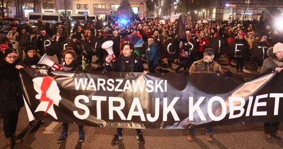 Równość płac, edukacja seksualna w szkołach, liberalizacja przepisów ws. aborcji - to niektóre postulaty uczestników manifestacji, które w Dniu Kobiet przeszły ulicami polskich miast. W kilku miejscach demonstracjom towarzyszyły kontrpikiety m.in. działaczy pro-life i ONR-u.