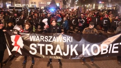 "Bronimy życia - życia kobiet", "Nasze jajniki - wasze klęczniki". Manifestacje kobiet