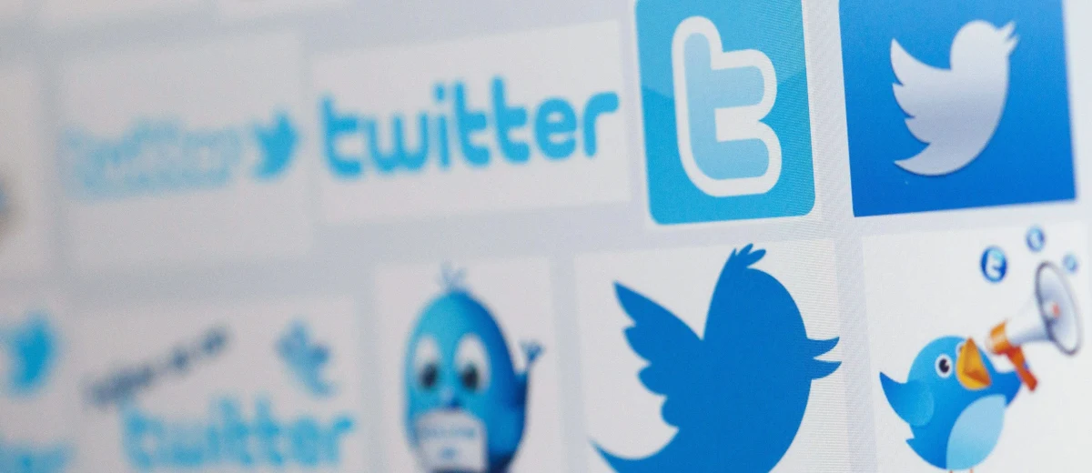 Na Twitterze fałszywe informacje rozchodzą się szybciej niż prawdziwe, a odpowiadają za to przede wszystkim nie boty, ale ludzie - twierdzą naukowcy z Massachusetts Institute of Technology. Zaskakujące wyniki ich badań publikuje w najnowszym numerze czasopismo "Science". Okazuje się między innymi, że fałszywe informacje mają o 70 proc. większą szansę, że zostaną rozesłane, a prawdziwa informacja potrzebuje na dotarcie do 1500 osób mniej więcej sześć razy więcej czasu niż fałszywa.