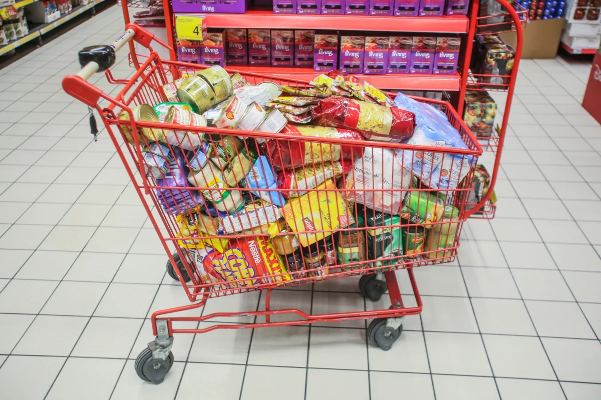 W najbliższą niedzielę 11 marca nie zrobimy zakupów w większości sklepów. Zakaz nie będzie obowiązywał: w piekarniach, cukierniach, lodziarniach, na stacjach paliw, w kwiaciarniach, w handlu kwiatami, wiązankami, wieńcami i zniczami przy cmentarzach, w sklepach z pamiątkami, w sklepach z prasą, biletami komunikacji miejskiej, wyrobami tytoniowymi, kuponami gier losowych i zakładów wzajemnych, placówkach pocztowych.