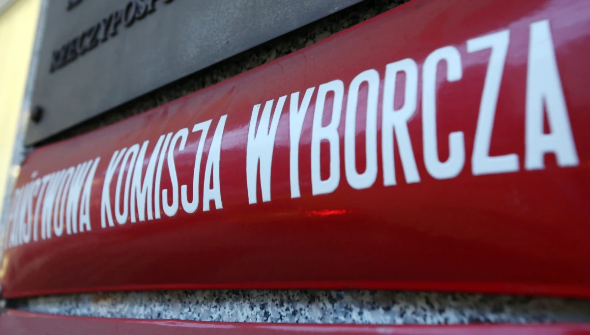 Przedstawiciele Państwowej Komisji Wyborczej chcą wziąć udział w misji obserwacyjnej podczas wyborów w Rosji. "Jest to przyjęta praktyka" - mówi RMF FM szef PKW Wojciech Hermeliński. "Jeśli chodzi o nasze kontakty z Rosją, to jakie one są - to wiadomo, ale jeżeli chodzi o szczebel organów, które organizują wybory, to zawsze była taka praktyka, że się nawzajem zapraszaliśmy. Ja ostatnio byłem w Wilnie" - dodaje.