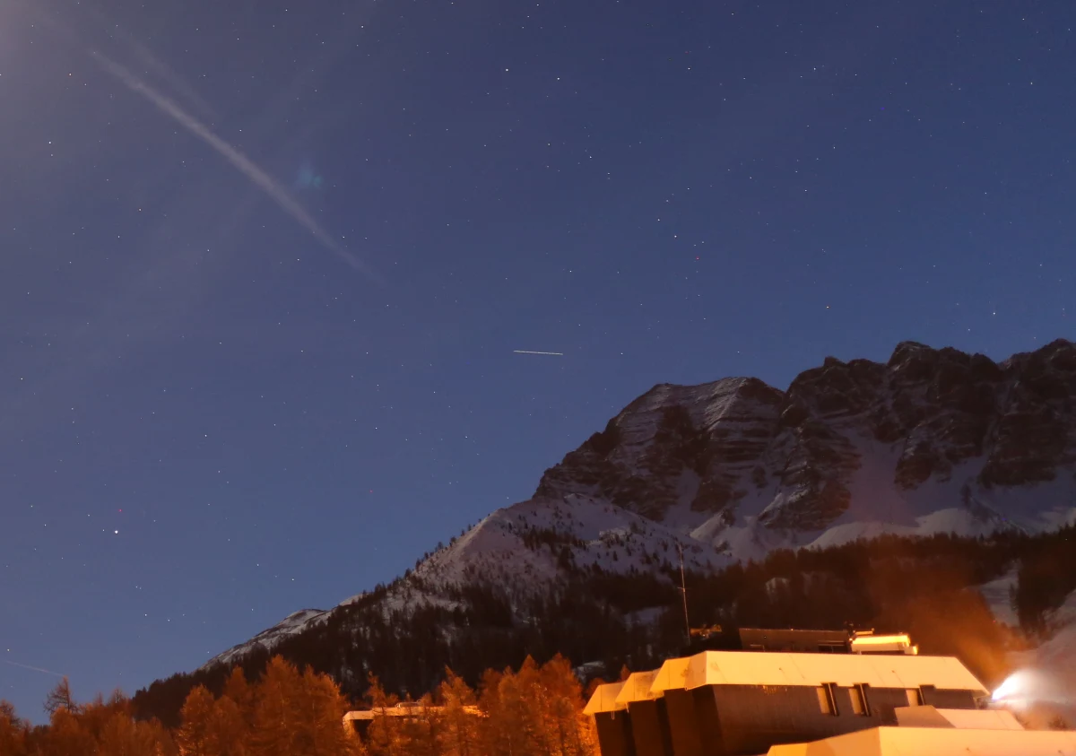 ​... tydzień wcześniej lub później. Spektakularny koniec misji chińskiej stacji kosmicznej Tiangong-1 coraz bliżej. Amerykańska agencja The Aerospace Corporation opublikowała najnowszą prognozę, dotyczącą wejścia pojazdu w gęste warstwy atmosfery. Według nich Tiangong-1 zejdzie z orbity mniej więcej 3 kwietnia. Niepewność tych obliczeń jest jednak wciąż bardzo duża, dlatego oficjalnie mówi się o przedziale od 27 marca do 10 kwietnia. Co dla nas najistotniejsze, choć części stacji mogą potencjalnie spaść na Ziemię, jej orbita sprawia, że Polski to zagrożenie nie dotyczy.