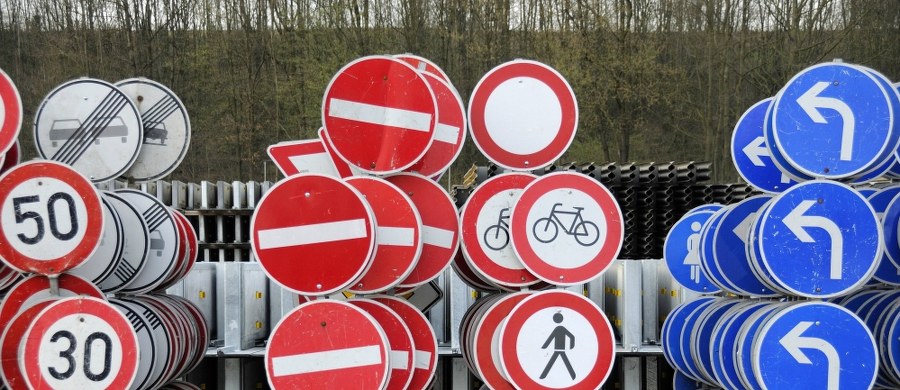 Załatwiają formalności, zameldowanie i tłumacza. Wszystko po to, by egzamin na prawo jazdy mogli zdawać w Polsce obcokrajowcy, którzy u siebie utracili uprawnienia za jazdę po alkoholu i narkotykach. Przyjeżdża do nas coraz więcej Niemców, a nawet Austriaków. W ich ściąganiu, jak się okazuje, specjalizuje się część szkół nauki jazdy.