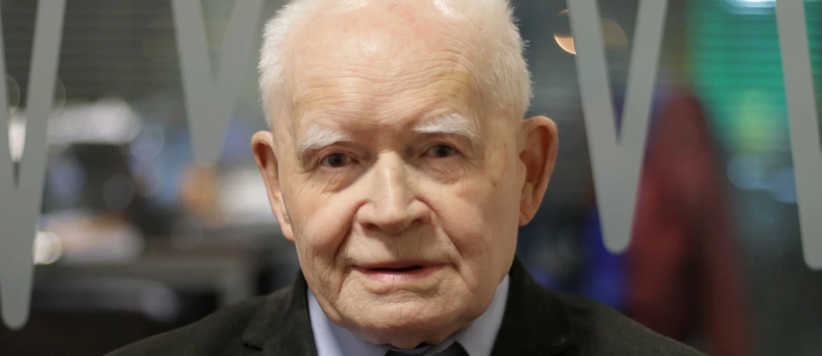 „Oni będą funkcjonować jak sędziowie. Prezydent wręczy im kulawy dekret. Ale przyjdzie moment, kiedy trzeba będzie sprawdzić merytoryczne kwalifikacje kandydatów” – tak o sędziach, których będzie wyłaniać nowa Krajowa Rada Sądownictwa mówi w Popołudniowej rozmowie w RMF FM profesor Adam Strzembosz, były wiceminister sprawiedliwości, a także były pierwszy prezes Sądu Najwyższego. Gość Marcina Zaborskiego ocenił też oczekiwania ministra sprawiedliwości wobec KRS. „Jeżeli nowa KRS spełni wszystkie oczekiwania ministra Ziobry, to będzie katastrofa. Będziemy mieli upolitycznione sądownictwo, które będzie wymagało większej weryfikacji" - mówi były przewodniczący Trybunału Stanu. W nawiązaniu do wprowadzenia ustawy degradacyjnej, prof. Adam Strzembosz ironizował, że można się zastanowić nad degradacją marszałka Józefa Piłsudskiego. „Rozpatrzyłbym kwestię pana marszałka Piłsudskiego. Miał wprawdzie wielkie zalety w odzyskaniu przez Polskę niepodległości, ale to, co się stało w maju 1926 roku było zamachem na legalną władzę” – mówił gość Marcina Zaborskiego. Na pytanie, czy porażką polskiego wymiaru sprawiedliwości jest to, że nie udało się za wprowadzenie stanu wojennego osądzić generała Wojciecha Jaruzelskiego, prof. Strzembosz odpowiedział: "Na pewno tak. Ja byłem przewodniczącym Trybunału Stanu, kiedy Sejm przeprowadził całe postępowanie przeciwko generałowi Jaruzelskiemu i podjął uchwałę o skierowanie sprawy do Trybunału Stanu. Ale wtedy pewna osoba celowo przetrzymywała wykonanie tej uchwały. Efekt był taki, że zmieniła się konfiguracja polityczna i Sejm SLD natychmiast uchylił tę uchwałę podjętą przez Sejm poprzedni. Gdyby nie było tych zahamowań i sprawa trafiałby do Trybunału Stanu, Sejm nie mógłby tej sprawy wycofać. Jakieś orzeczenie by zapadło. Pewnie uniewinniające, bo by zmieniono skład trybunału” – stwierdził kawaler orderu Orła Białego.