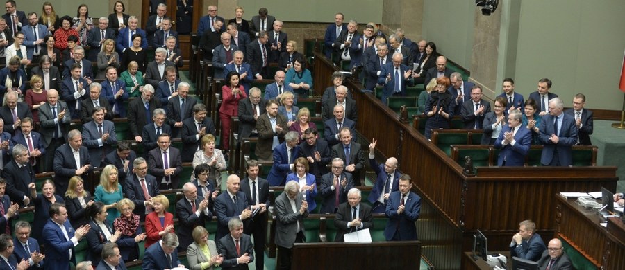 Na PiS chce głosować 44 proc. zdeklarowanych uczestników wyborów parlamentarnych, na PO - 14 proc. Po 6 proc. respondentów chce oddać głos na Nowoczesną i Kukiz'15, po 5 proc. na PSL i SLD - wynika z marcowego sondażu CBOS.