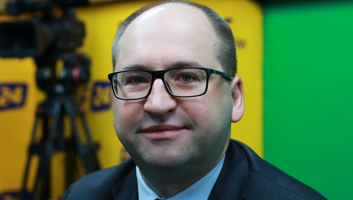 "Z badań przedstawionych przez związki zawodowe - np. przez NSZZ Solidarność - wynika, że większość Polaków popiera zakaz handlu w niedziele" - mówi Gość Krzysztofa Ziemca w RMF FM Adam Bielan. Wicemarszałek Senatu pytany o to, czy obóz rządzący jest ewentualnie gotów wycofać się z przepisów dotyczących zakazu handlu w niedziele, odpowiada: "Nie jestem upoważniony, żeby składać takie deklaracje. Natomiast będziemy obserwować wpływ tego, co się wydarzyło - na rynek pracy, na gospodarkę". Pytany o  o to, jak wyglądają naprawdę stosunku polsko-amerykańskie, zapewnia, że "nie ma żadnego zamrożenia stosunków". „Uważam, że relacje polsko-amerykańskie są najlepsze w historii. Nie są dobre, są bardzo dobre. (…) Nigdy wcześniej wojska amerykańskie nie stacjonowały na terytorium Polski. (…) Nigdy wcześniej czy od wielu lat USA nie zwiększały tak mocno swojego budżetu na obronę Europy, przede wszystkim flanki wschodniej, czyli Polski” - przekonuje polityk. 