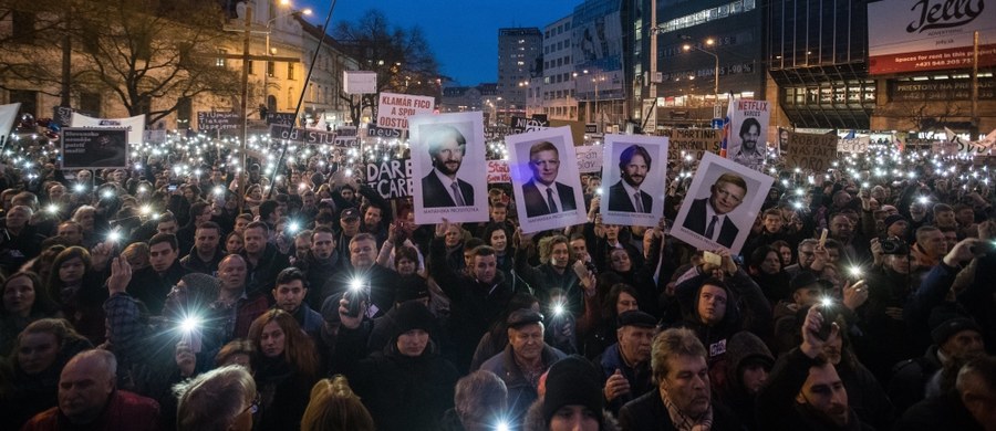 Tysiące ludzi zapełniły w Bratysławie plac Słowackiego Powstania Narodowego i okoliczne ulice, demonstrując przeciwko rządowi premiera Roberta Fico i na rzecz niezależnego śledztwa w sprawie morderstwa dziennikarza śledczego Jana Kuciaka.