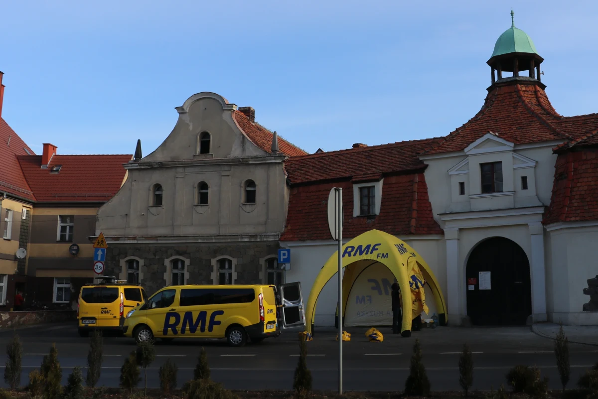 W tym tygodniu w naszym cyklu Twoje Miasto w Faktach RMF FM odwiedziliśmy ​Niemodlin na Opolszczyźnie. Ta miejscowość położona 25 km na zachód od Opola ma zaledwie około 6 tysięcy mieszkańców, ale bardzo bogatą historię i miejsca, które warto zobaczyć. Największe atrakcje to piękny zamek, który ma już ponad 700 lat i najstarsze w Polsce arboretum. Niemodlin słynie także z hodowli karpia. Hodowcy i mieszkańcy przekonują, że warto go jeść nie tylko w okresie świąt Bożego Narodzenia.