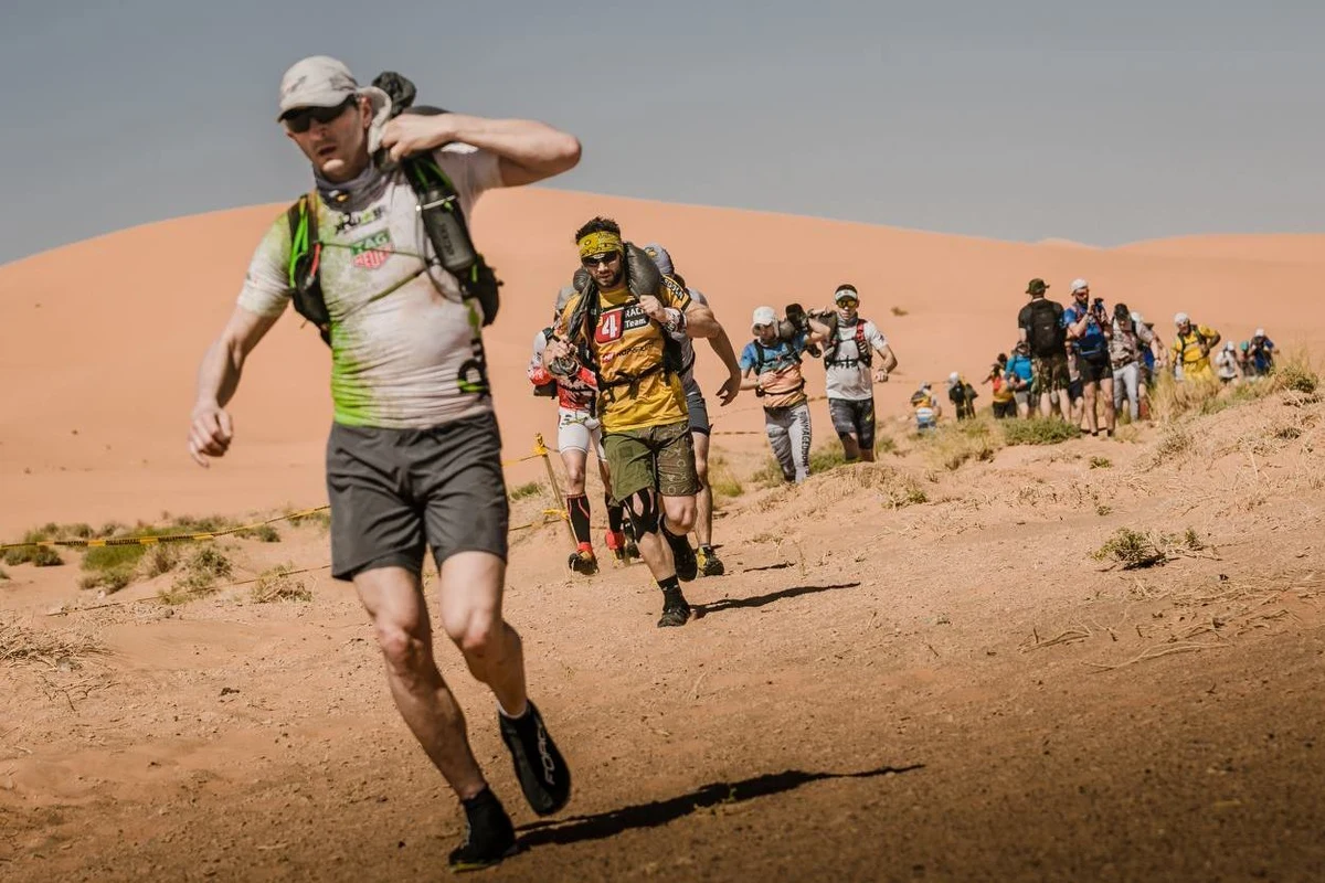 Piątek był drugim dniem emocjonujących zmagań w Runmageddon Sahara. Zawodnicy przenieśli się na piaszczyste tereny marokańskiej pustyni, co niektórym dało się we znaki. Tym bardziej, że termometry pokazywały jeszcze wyższą temperaturę, niż pierwszego dnia rywalizacji.