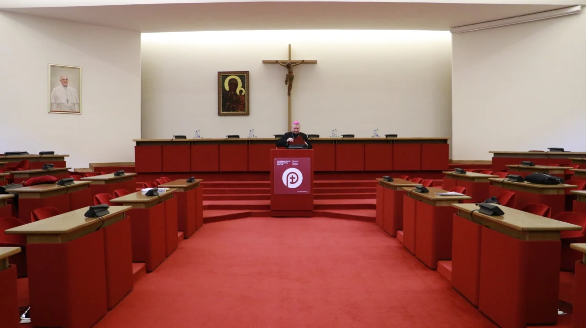 Niedostępne dla postronnych pomieszczenia Sekretariatu Konferencji Episkopatu Polski w Warszawie są dziś Twoim Niesamowitym Miejscem w Faktach RMF FM. Właśnie tam trzy razy w roku obradują najważniejsze osoby w polskim kościele. Ich najbliższe spotkanie - zebranie plenarne odbędzie się w nadchodzącym tygodniu, 13 i 14 marca. W na co dzień niedostępnych salach biskupi podejmują najważniejsze decyzje. "To miejsce dowodzenia Kościoła w Polsce. Tu podejmowane są najważniejsze decyzje" - mówi nasz przewodnik po siedzibie Konferencji Episkopatu Polski, ksiądz Paweł Rytel-Andrianik. Przede wszystkim dlatego to miejsce jest szczególnie chronione przed podsłuchami.