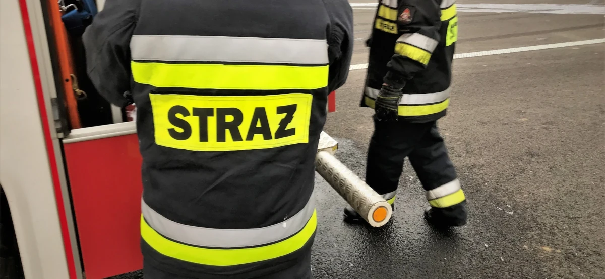 27-letnia kobieta została poparzona w trakcie prac konserwacyjnych przy bieżni w klubie fitness w Łęcznej (Lubelskie). Z obrażeniami ciała została przewieziona do szpitala. Z ustaleń strażaków wynika, że do zapalenia się urządzenia doszło w wyniku zwarcia zasilacza w maszynie.