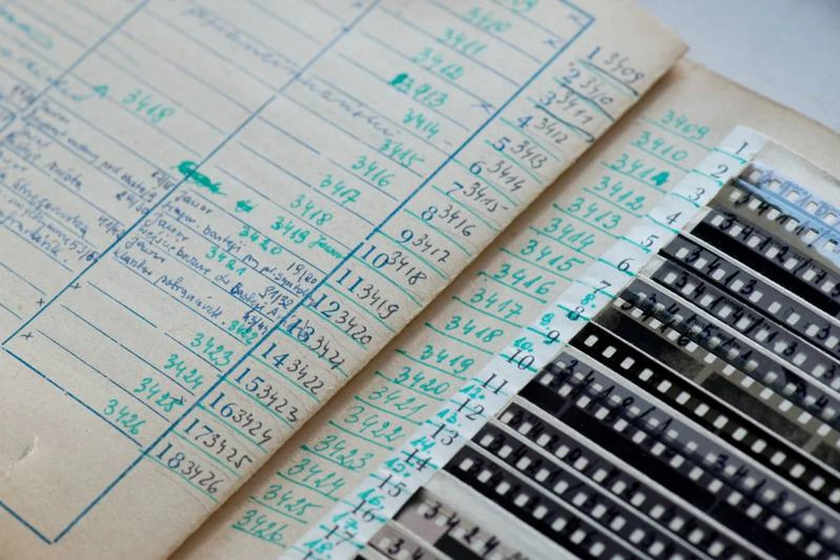 40 tysięcy archiwalnych zdjęć i negatywów zeskanowali pracownicy Politechniki Wrocławskiej. Jeszcze w tym roku zbiory mają być udostępnione w Dolnośląskiej Bibliotece Cyfrowej. Digitalizacja trwała osiemnaście miesięcy. Zdjęcia to architektoniczna dokumentacja. Na wielu zobaczymy kamienice, które już nie istnieją.