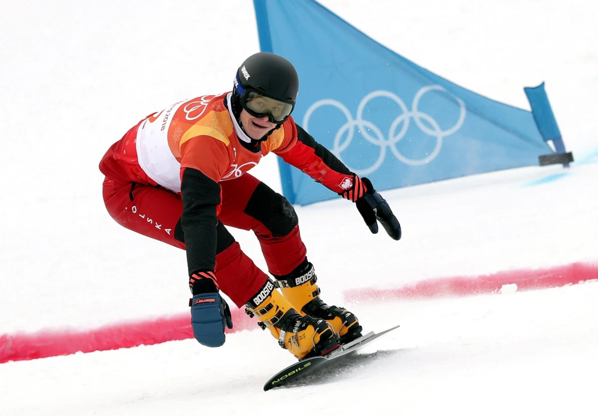 Oskar Kwiatkowski (AZS Zakopane) zajął w sobotę drugie miejsce w slalomie gigancie równoległym snowboardowego Pucharu Świata w szwajcarskim Scuol. Tym samym został pierwszym Polakiem w historii tej dyscypliny, który stanął na podium tego cyklu w konkurencjach alpejskich. W półfinale pokonał mistrza olimpijskiego z Pjongczangu i wicemistrza z Soczi, reprezentanta gospodarzy Nevina Galmariniego. W finale 21-letni zakopiańczyk przegrał ze starszym o sześć lat Słoweńcem Timem Mastnakiem. Na 32. pozycji wśród 52 zawodników uplasował się Michał Nowaczyk (AZS Zakopane).
