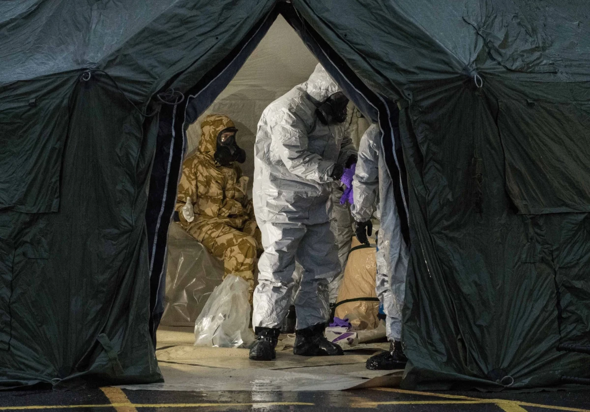 Działania brytyjskich służb, które wyjaśniają okoliczności próby otrucia byłego rosyjskiego szpiega i jego córki, przeniosły się na cmentarz w Salisbury. Pochowani są tam żona i syn Siergieja Skripala. Śledczy w maskach i odzieży ochronnej pobrali próbki z miejsc pochówku. Nekropolia została otoczona kordonem policyjnym. Grób syna byłego pułkownika wywiadu wojskowego GRU, był zasłonięty policyjnym namiotem.