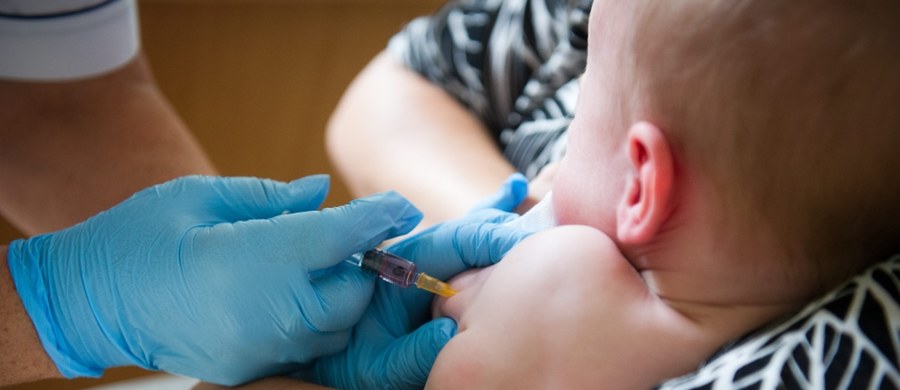 Od 20 marca do 29 czerwca 2018 r. będzie można bezpłatnie zaszczepić dziecko przeciwko pneumokokom - informuje resort zdrowia. Liczba szczepionek jest ograniczona. 

