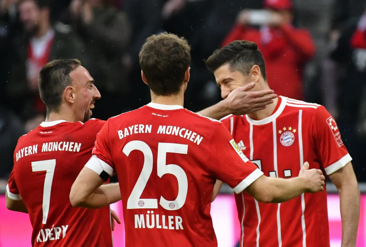 Robert Lewandowski ustrzelił w sobotę hat-tricka, a Bayern Monachium rozbił Hamburger SV 6-0 w meczu 26. kolejki Bundesligi. Polak został najskuteczniejszym obcokrajowcem w historii klubu z Monachium (142 gole). W sobotę wyprzedził Giovanego Elbera i jest szósty w zestawieniu wszech czasów. Do piątego Dietera Hoenessa traci już tylko trzy bramki. Z kronikarskiego obowiązku informujemy jedynie, że "Lewy" nie wykorzystał rzutu karnego. 