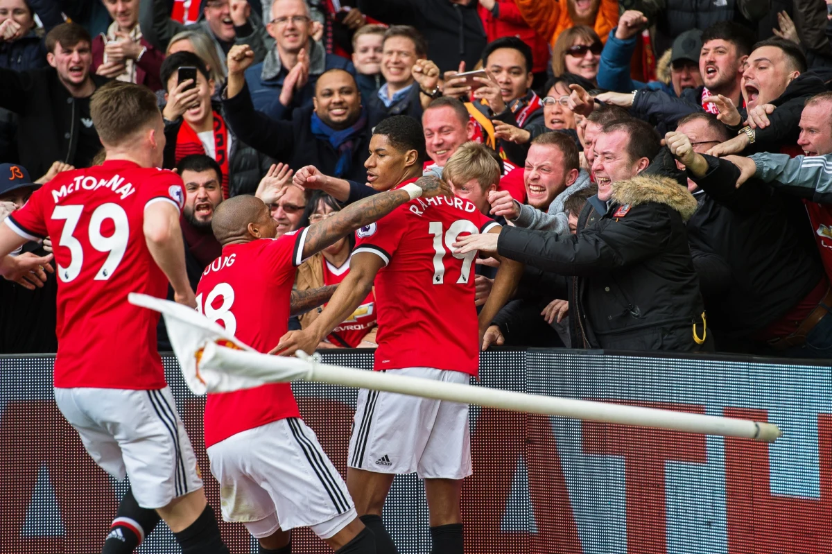 Piłkarze Manchesteru United pokonali w sobotę na własnym stadionie Liverpool 2:1 w hicie 30. kolejki angielskiej ekstraklasy. To był pojedynek drugiej z trzecią drużyną w tabeli, a wygrana przybliżyła "Czerwone Diabły" do wicemistrzostwa. Gospodarze szybko przejęli inicjatywę i efektem były dwa gole Marcusa Rashforda. 20-latek na listę strzelców wpisał się w 14. oraz 24. minucie.