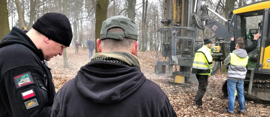 Podziemna tajemnica dolnośląskiego Lubania wyjaśniona. Już pierwszy odwiert na głębokość ponad 20 metrów potwierdził istnienie podziemnych tuneli pod Kamienną Górą. Kamera wpuszczona do kolejnego odwiertu również pokazała podziemny korytarz. Te miały być wybudowane w czasie II wojny światowej. Choć udało się dotrzeć do planu obiektu, to do dziś nie było wiadomo, czy podziemny schron w ogóle powstał. Pierwsze badania pokazały, że korytarze są. Wciąż nie wiadomo jednak, co w nich jest. Tunele, do których od ponad 70 lat nikt nie zaglądał, zalane są wodą.