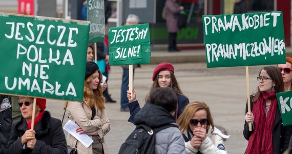 Przeciwko przemocy i nierównościom a także z postulatami powszechnego dostępu do bezpiecznej i bezpłatnej aborcji, ulicami polskich miast przeszły w sobotę manify. Organizowane w okolicy 8 marca manifestacje są okazją do wskazania problemów kobiet.
