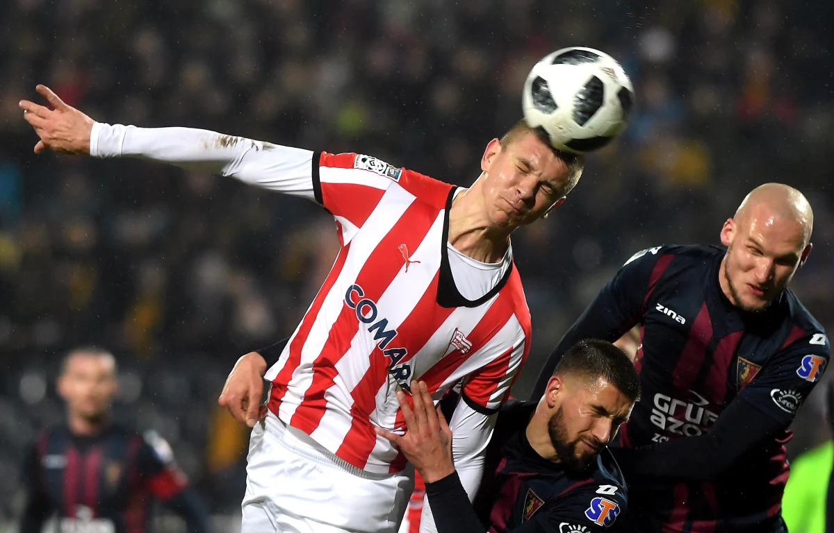 Cracovia wygrała w Szczecinie z Pogonią 3:0 i jest coraz bliższa awansu do górnej ósemki piłkarskiej ekstraklasy. Pogoń za to znów wraca do strefy spadkowej, chociaż miała tym meczem uciec z grona drużyn zagrożonych spadkiem. Stałoby się tak, gdyby odniosła zwycięstwo. Tymczasem przez 90 minut grając bardzo chaotycznie nie potrafiła znaleźć sposobu na pokonanie obrony gości i bramkarza Michala Peskovicia.