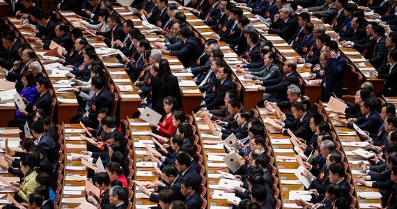 ​Chiński parlament zmienił w niedzielę konstytucję, likwidując m.in. zakaz pełnienia funkcji prezydenta przez więcej niż dwie kadencje, a do listy organów konstytucyjnych dodano Państwową Komisję Nadzoru (PKN) – potężną superagencję, która znacznie rozszerzy uprawnienia organów dyscyplinarnych i powiększy zasięg kampanii korupcyjnej.