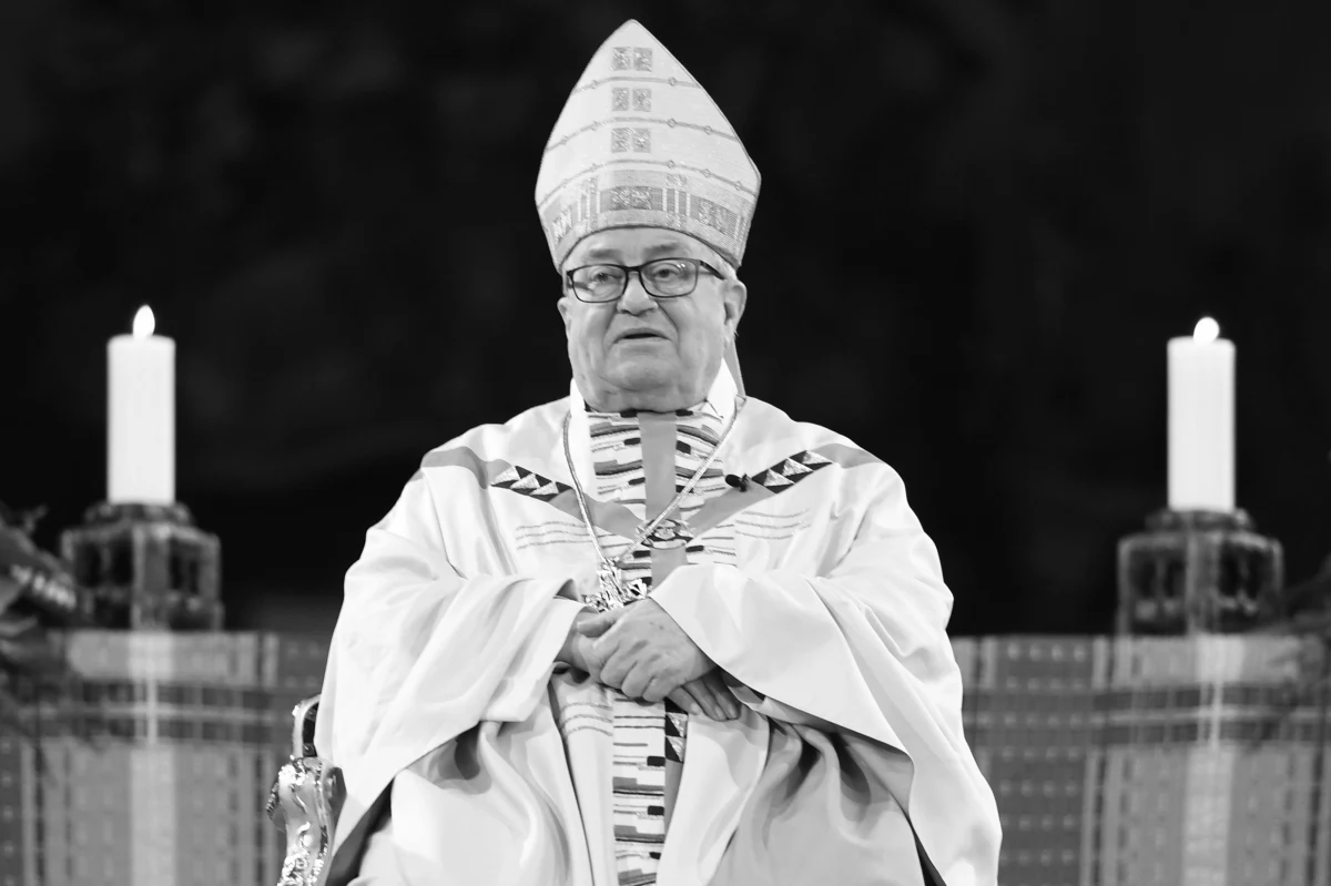 ​Były biskup Moguncji, kardynał Karl Lehmann zmarł w niedzielę rano w swym domu w Moguncji - poinformowała jego diecezja, na którą powołuje się agencja dpa. 16 maja skończyłby 82 lata. Jesienią ubiegłego roku przeszedł udar mózgu.