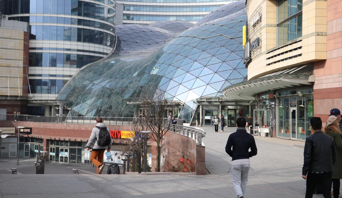 "Zakaz handlu w niedzielę jest decyzją czysto ideologiczną, która nie ma żadnych podstaw ekonomicznych” – stwierdziła liderka Nowoczesnej Katarzyna Lubnauer. "Ustawa powoduje, że podcinamy gałąź, na której siedzimy; wzrost gospodarczy jest nam potrzebny po to, żeby były pieniądze na usługi publiczne, na lepszą ochronę zdrowia, edukację, rozwój kraju" – dodała. 