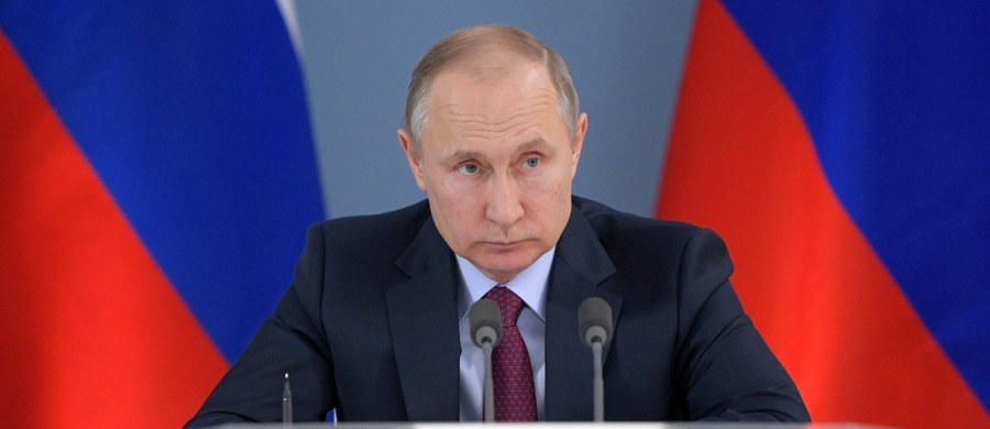 Prezydent Rosji Władimir Putin w 2014 r. tuż przed ceremonią otwarcia igrzysk olimpijskich w Soczi wydał rozkaz zestrzelenia samolotu pasażerskiego, "na którego pokładzie, według wstępnych doniesień, znajdowała się bomba". Tak wynika z filmu dokumentalnego "Putin", dostępnego od niedzieli na rosyjskich portalach społecznościowych. Rzecznik Kremla Dmitrij Pieskow potwierdził, że przedstawione w trwającym ponad dwie godziny filmie zdarzenia miały miejsce w rzeczywistości.
