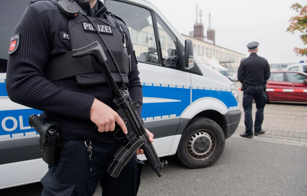 26-latek zaatakował nożem żołnierza austriackiej armii przed rezydencją ambasadora Iranu w Wiedniu. Jak poinformowała policja, funkcjonariusz - w obronie własnej - zastrzelił mężczyznę. Rzecznik ministerstwa obrony Austrii powiedział, że żołnierz próbował najpierw bronić się przy pomocy gazu pieprzowego, a kiedy to nie przyniosło skutku, sięgnął po pistolet.
